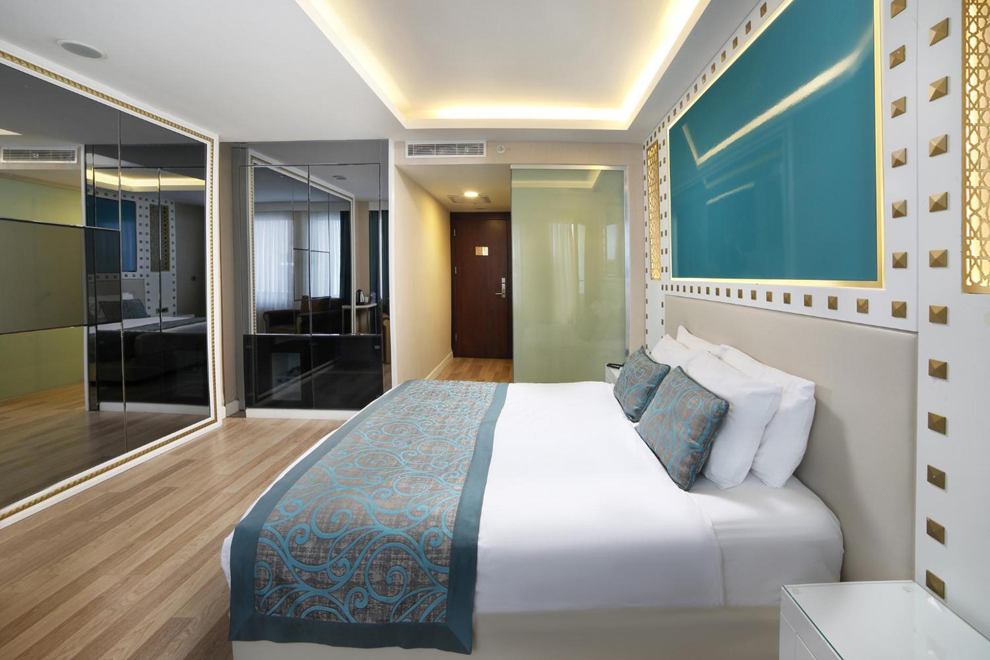 Great Fortune Hotel & Spa Istanbul Exterior photo A room at the hotel